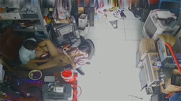 [真实偷拍流出]维修店小夫妻看店时激情啪啪遭破解！黑客入侵监控高清记录店内交欢全程